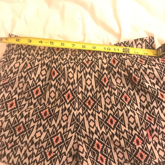 Tribal pattern Bermuda shorts - Picture 8 of 8